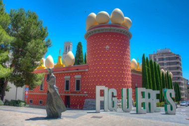İspanya 'nın Figueres kentindeki Dali Tiyatro Müzesinde Torre Galatea.