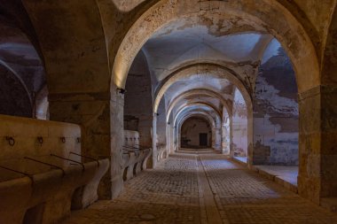 İspanyol şehir figürlerindeki Castell de Sant Ferran 'daki eski ahırlar..