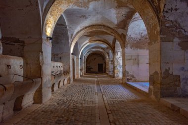 İspanyol şehir figürlerindeki Castell de Sant Ferran 'daki eski ahırlar..