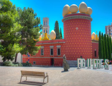 İspanya 'nın Figueres kentindeki Dali Tiyatro Müzesinde Torre Galatea.