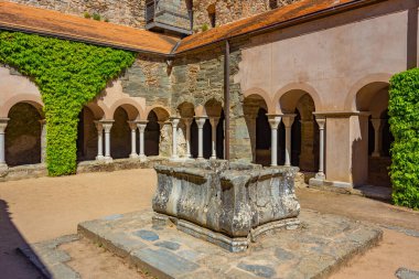 İspanya 'daki Sant Pere de Rodes Manastırı' nda manastır.