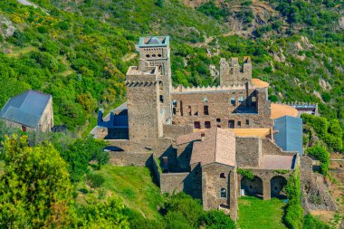 İspanya 'daki Sant Pere de Rodes Manastırı manzarası.