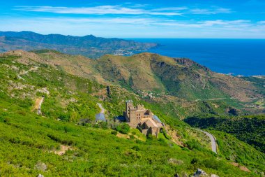 İspanya 'daki Sant Pere de Rodes Manastırı manzarası.