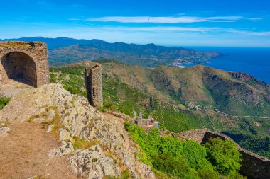 İspanyol kenti El Port de la Selva yakınlarındaki Castell de Verdera.