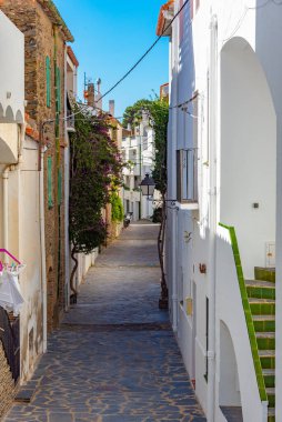 İspanyol köyü kadavralarında bembeyaz bir cadde..