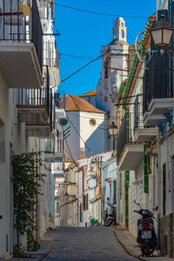 İspanyol köyü kadavralarında bembeyaz bir cadde..