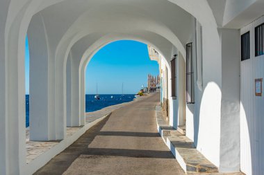 İspanyol köyü kadavralarında bembeyaz bir cadde..