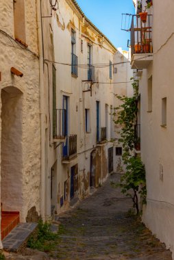 İspanyol köyü kadavralarında bembeyaz bir cadde..
