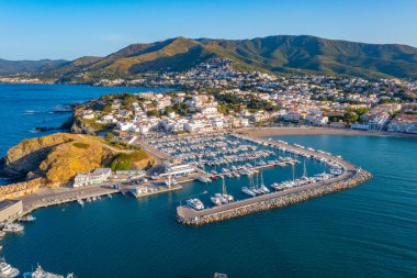İspanya 'da Llanca' da marina panoraması.