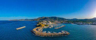 İspanya 'da Llanca' da marina panoraması.