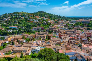 İspanyol kasabası Begur 'un havadan görünüşü.