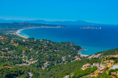 Begur şatosundan Katalan kıyı şeridi manzarası.