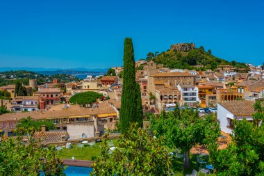 İspanyol kasabası Begur 'un havadan görünüşü.