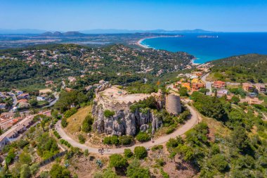 İspanya 'daki Begur şatosunun havadan görünüşü.