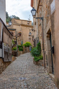 İspanyol kasabası Tossa de Mar 'da ortaçağ caddesi.