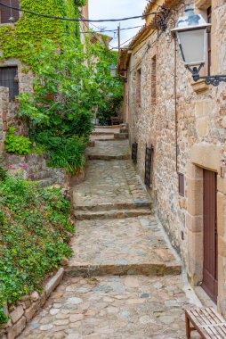 İspanyol kasabası Tossa de Mar 'da ortaçağ caddesi.
