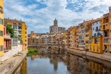 Girona Katedrali renkli evlerin arkasında, İspanya.
