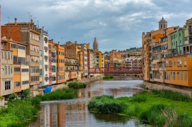 Girona Katedrali renkli evlerin arkasında, İspanya.