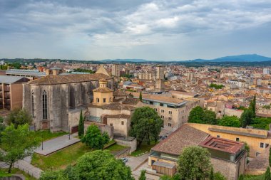 İspanyol kenti Girona 'daki Sant Domenec Kilisesi manzarası.