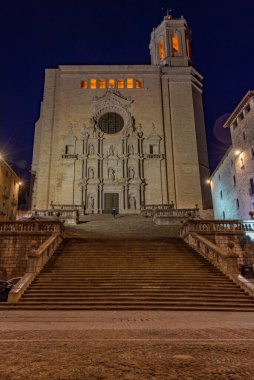 İspanyol kasabası Girona 'daki katedralin gece manzarası.