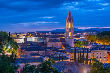 İspanyol kasabası Girona 'daki Sant Feliu kilisesinin gece manzarası..