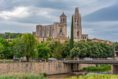 Girona Katedrali İspanya 'da bir nehrin arkasında görülüyor..