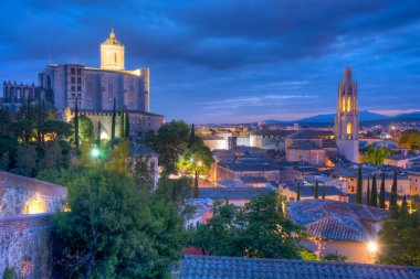 İspanyol kasabası Girona 'nın gece manzarası.