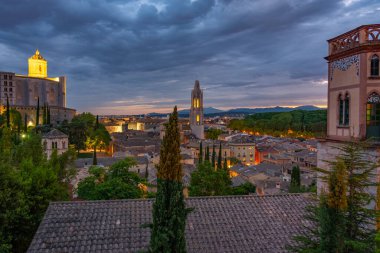 İspanyol kasabası Girona 'nın gece manzarası.