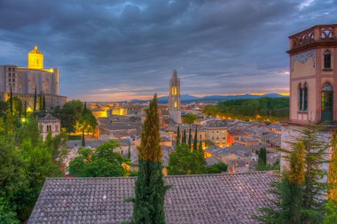 İspanyol kasabası Girona 'nın gece manzarası.