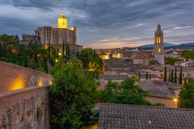 İspanyol kasabası Girona 'nın gece manzarası.