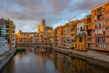 İspanyol kenti Girona 'da Pont de les Peixateries Velles.