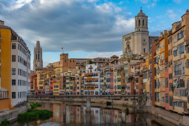 İspanya 'daki renkli evlerin arkasındaki Girona Katedrali' nin gün batımı manzarası.