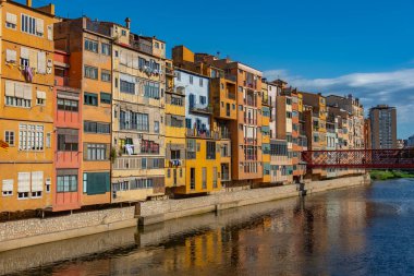 İspanya 'nın Girona şehrinde nehir kenarındaki renkli evler..