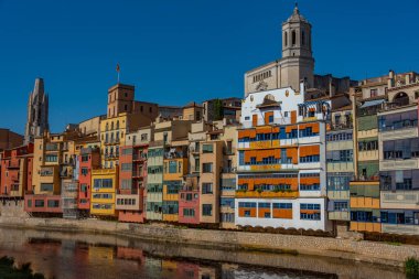 Girona Katedrali renkli evlerin arkasında, İspanya.