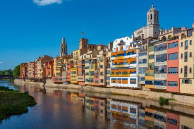 Girona Katedrali renkli evlerin arkasında, İspanya.
