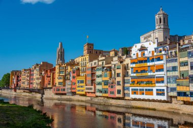 Girona Katedrali renkli evlerin arkasında, İspanya.