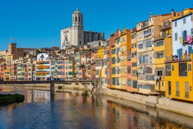 Girona Katedrali renkli evlerin arkasında, İspanya.