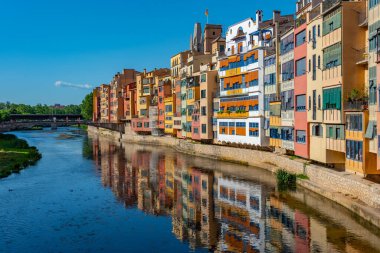 İspanya 'nın Girona şehrinde nehir kenarındaki renkli evler..