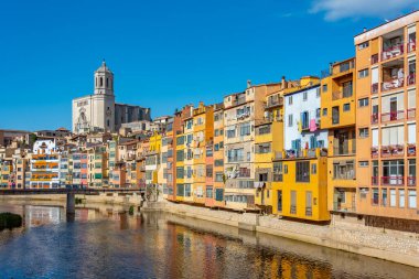 Girona Katedrali renkli evlerin arkasında, İspanya.