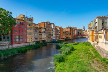 İspanya 'nın Girona şehrinde nehir kenarındaki renkli evler..
