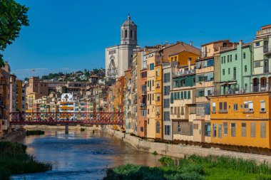 Girona Katedrali renkli evlerin arkasında, İspanya.