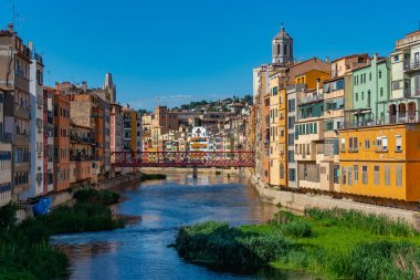 Girona Katedrali renkli evlerin arkasında, İspanya.