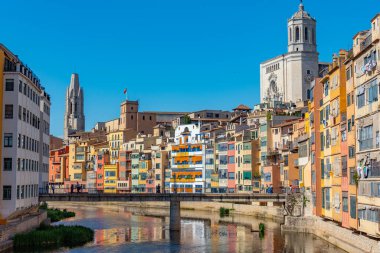 Girona Katedrali renkli evlerin arkasında, İspanya.