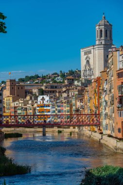 Girona Katedrali renkli evlerin arkasında, İspanya.