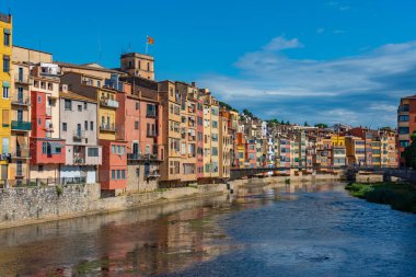 İspanya 'nın Girona şehrinde nehir kenarındaki renkli evler..