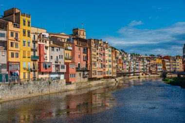 İspanya 'nın Girona şehrinde nehir kenarındaki renkli evler..