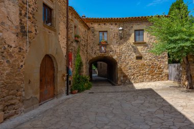 İspanyol Pubol kasabasında ortaçağ caddesi.