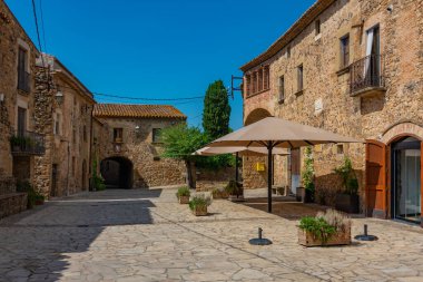 İspanyol Pubol kasabasında ortaçağ caddesi.