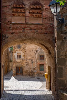 İspanyol Pubol kasabasında ortaçağ caddesi.