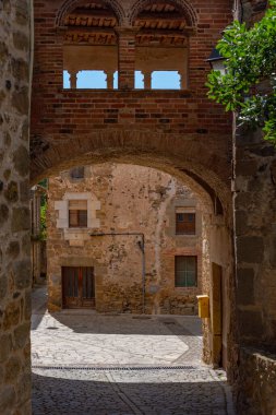 İspanyol Pubol kasabasında ortaçağ caddesi.